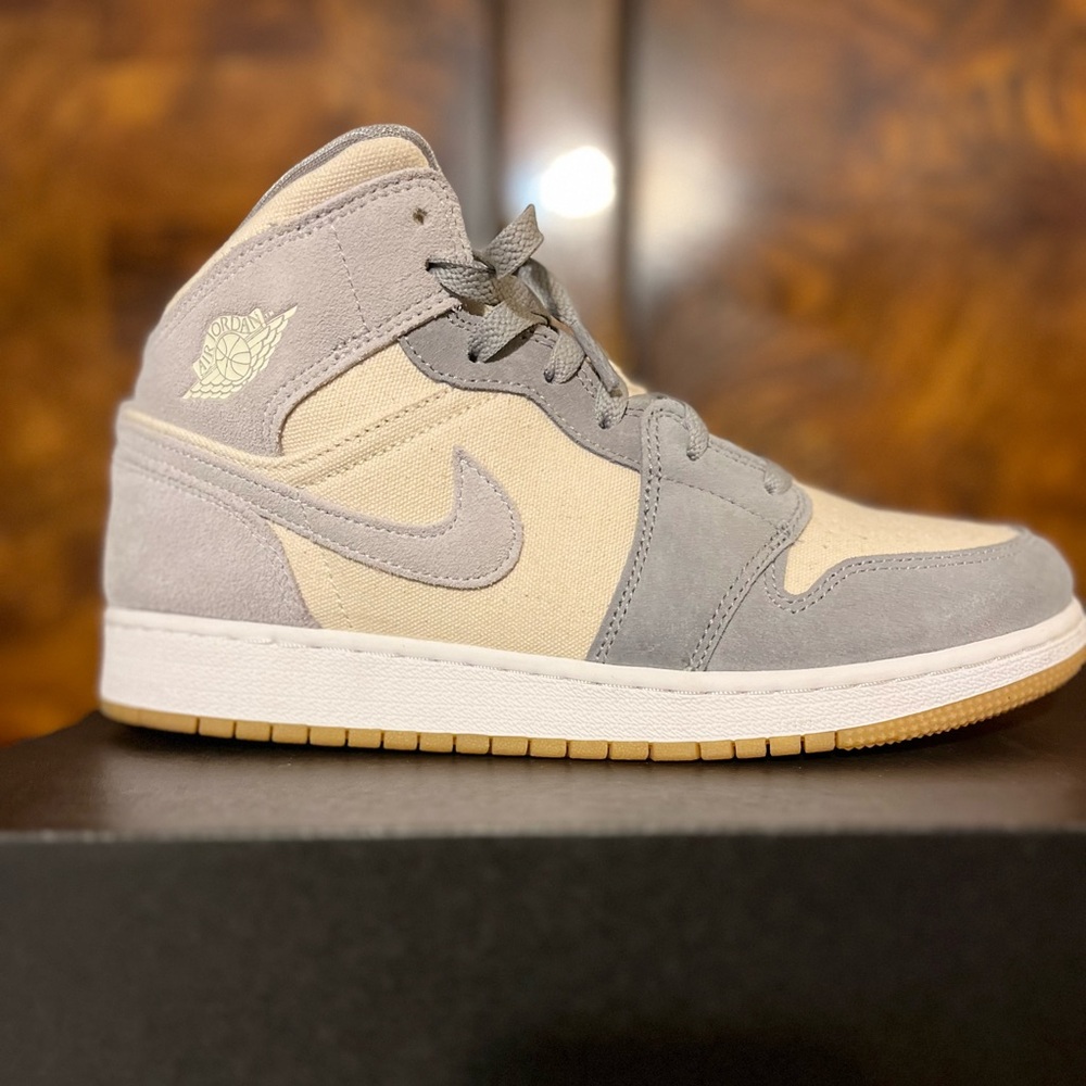 Air Jordan 1 Mid. Youth size 7 fits a Women’s 8.5- 9. Gray/Cream